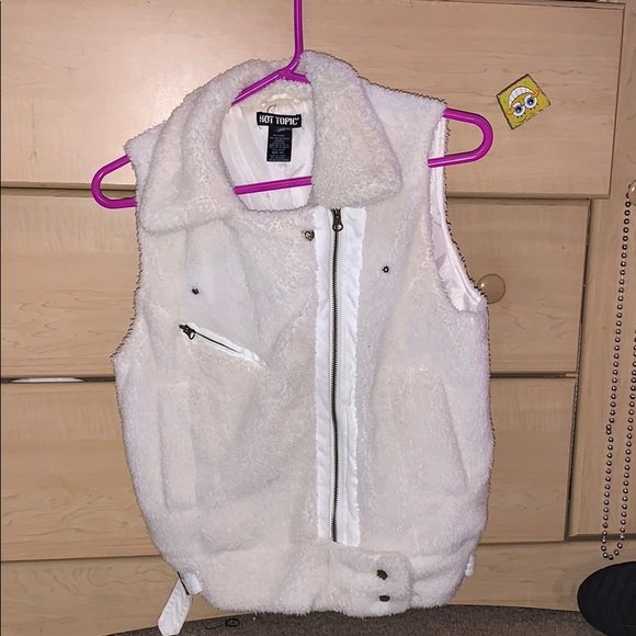 Hot Topic White Faux Fur Sleeveless Jacket - Picture 2 of 5